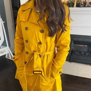 Happy yellow trench coat ☀️